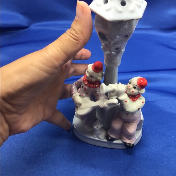 Musician clowns under street light - Picture 8 of 9